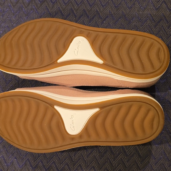 CLARKS BRAND WOMEN'S TAUPE "CLOUDSTEPPERS" "BREEZE SKIP" SLIP ON SHOES SIZE 7.5M - Picture 8 of 12